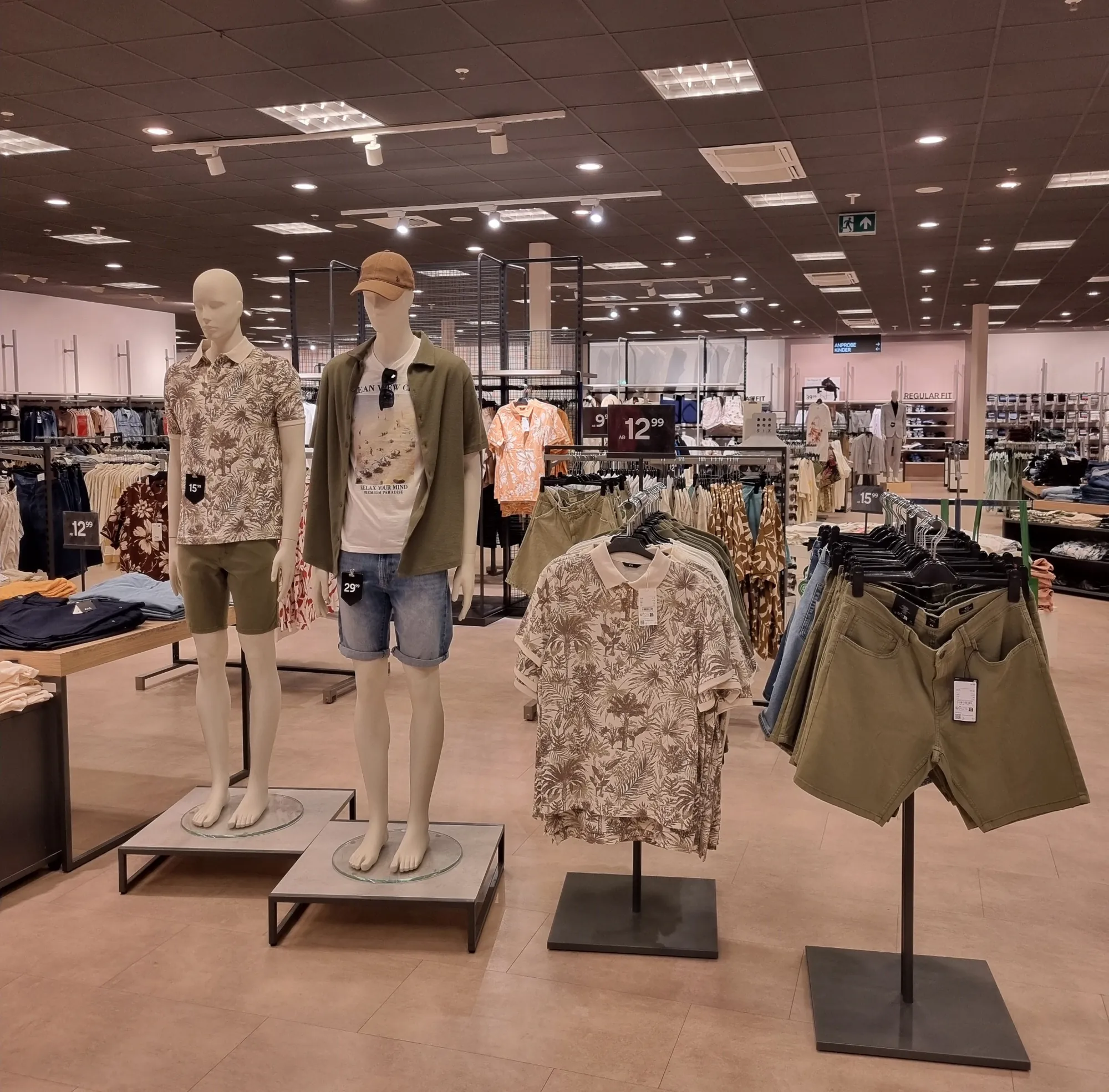 Sommerliche Damenoutfits mit Kleidern, Shorts und Accessoires bei C&A