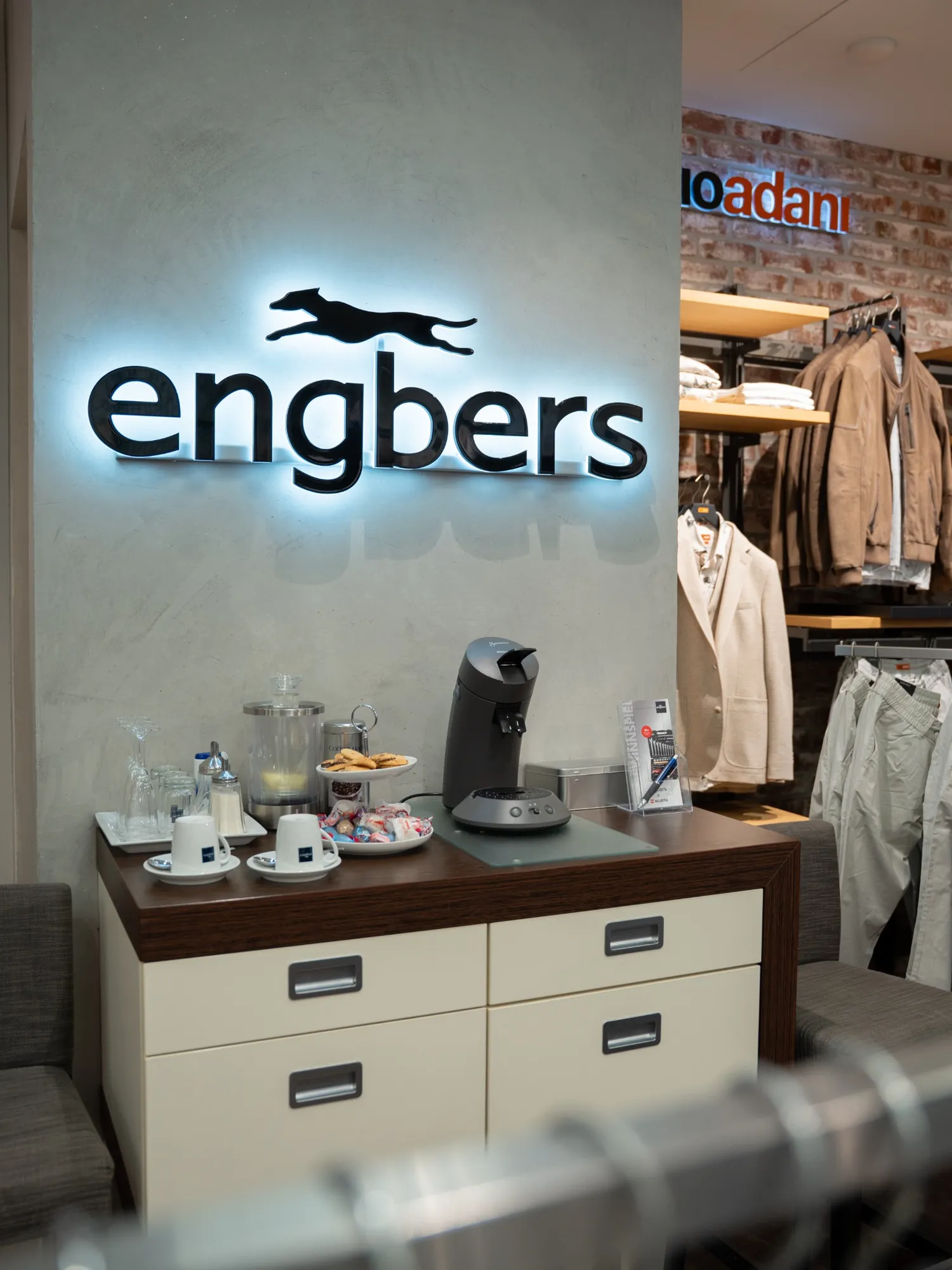 eestation mit Getränken und Snacks im Engbers Store neben Herrenmode