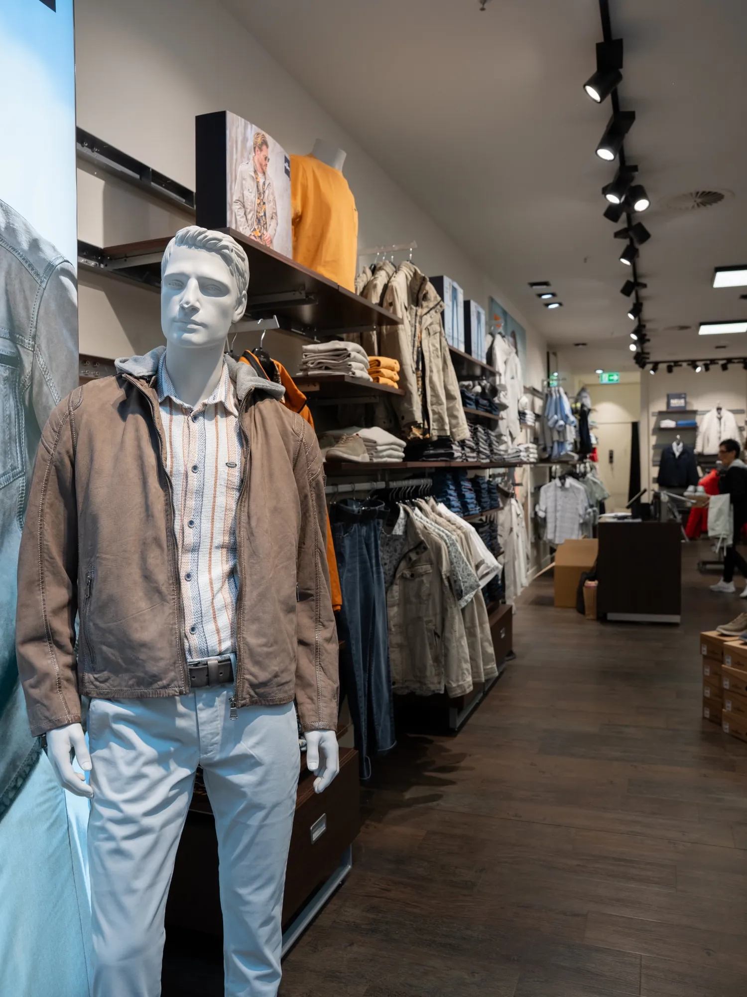Engbers Verkaufsfläche mit Mannequin in Freizeitlook und vielfältigem Sortiment