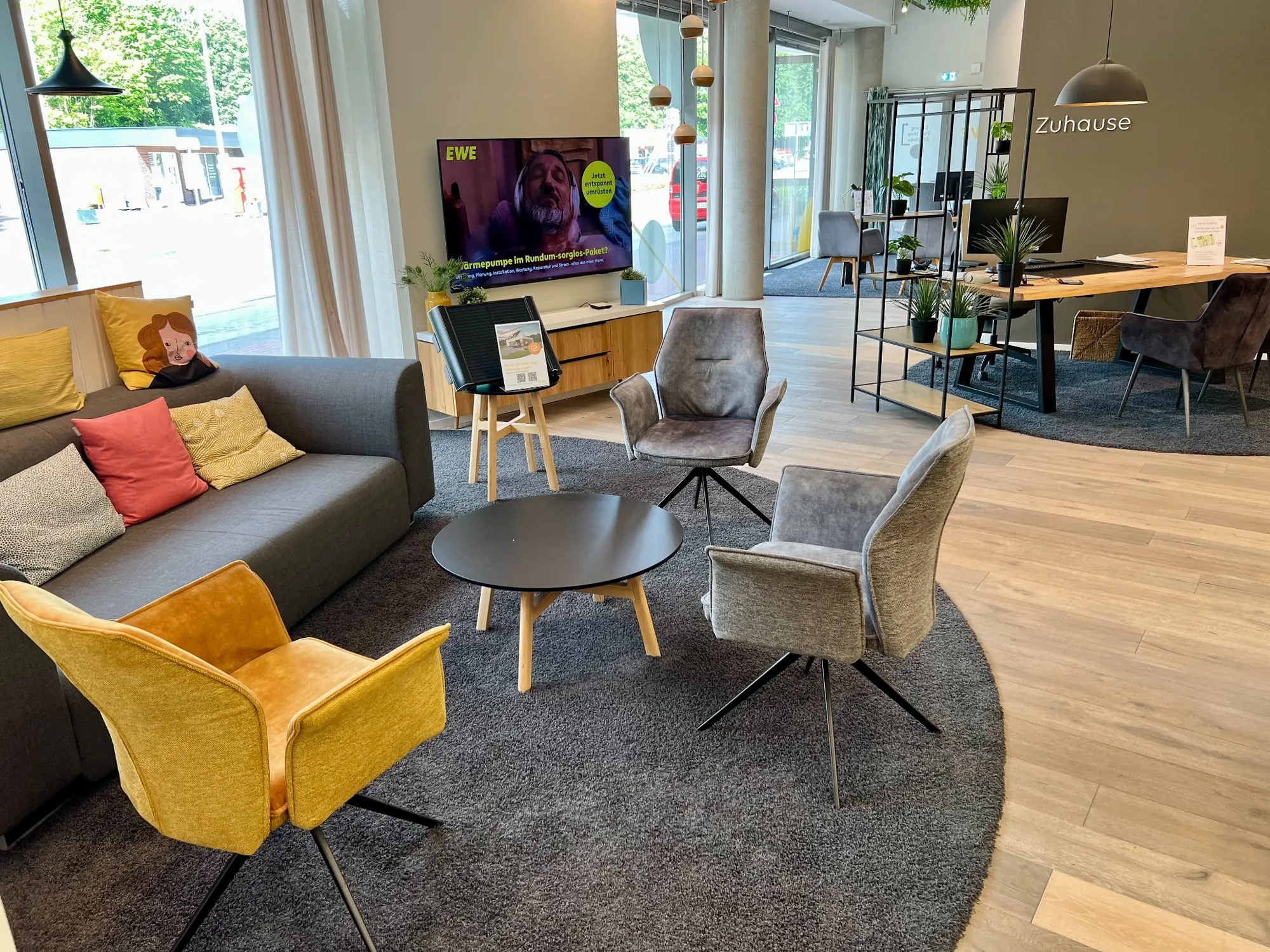 Moderner Lounge-Bereich im EWE Shop mit Sofas, Sesseln und Fernseher