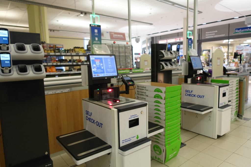 Moderne Self-Check-Out-Kassen mit Scan & Go Service bei famila Wechloy