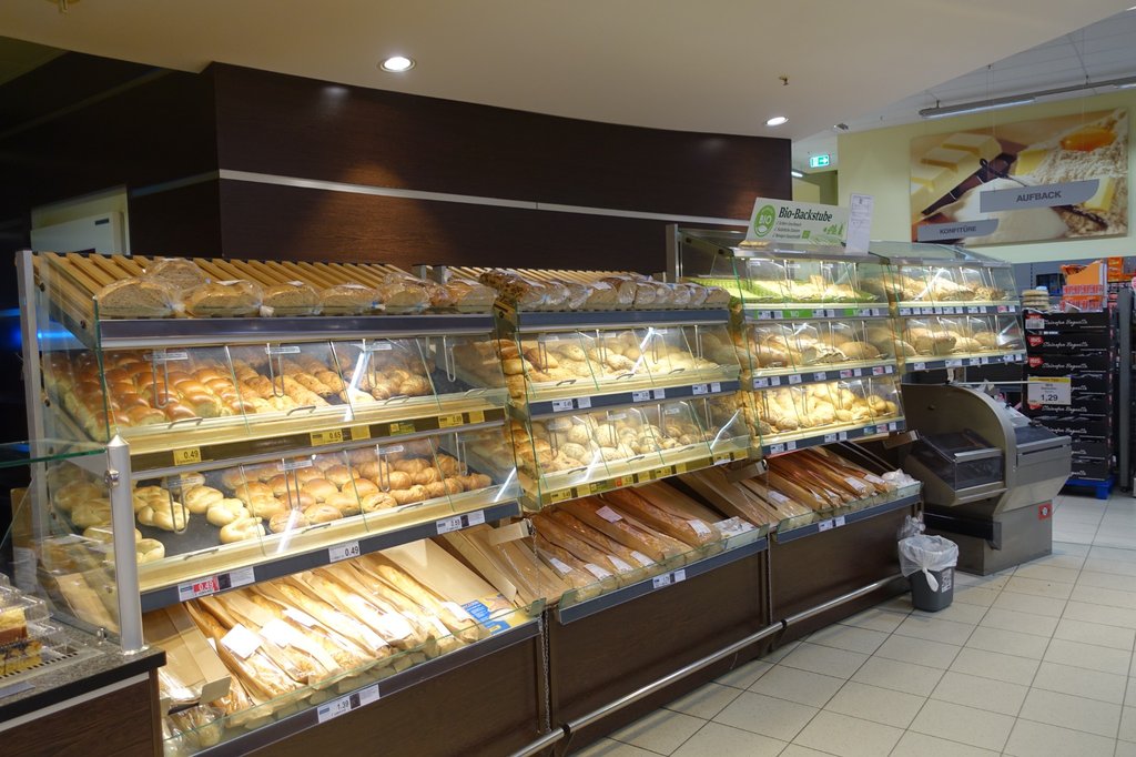 Frisch gebackenes Brot und Brötchenauswahl in der Backwarenabteilung von famila Wechloy