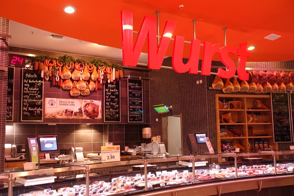 Wursttheke im famila Wechloy mit vielfältigem Angebot und Dekoration aus luftgetrockneter Wurst