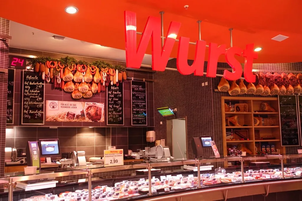 Wursttheke im famila Wechloy mit vielfältigem Angebot und Dekoration aus luftgetrockneter Wurst