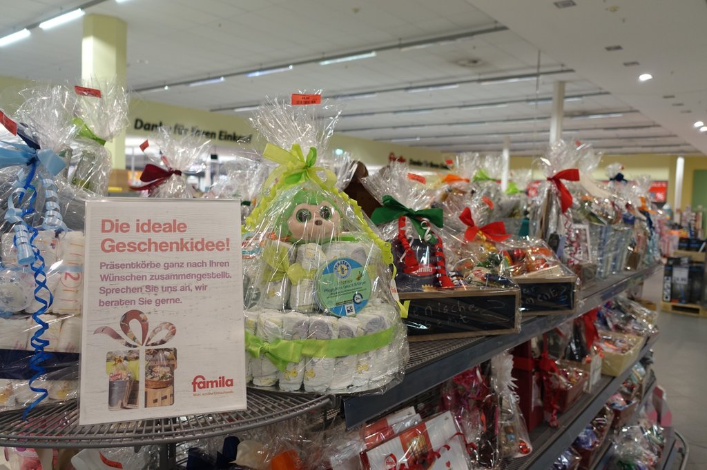 Präsentkörbe mit Geschenkideen im famila Wechloy, individuell verpackt