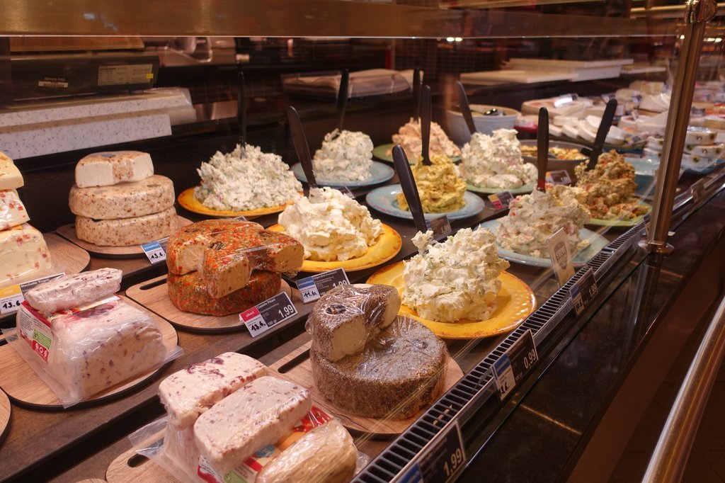 Frischkäse- und Aufstrich-Auswahl in der Käsetheke von famila Wechloy