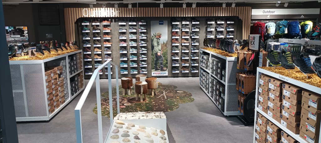 Outdoor-Schuhabteilung bei INTERSPORT Voswinkel mit einer großen Auswahl an Wanderschuhen und Zubehör.