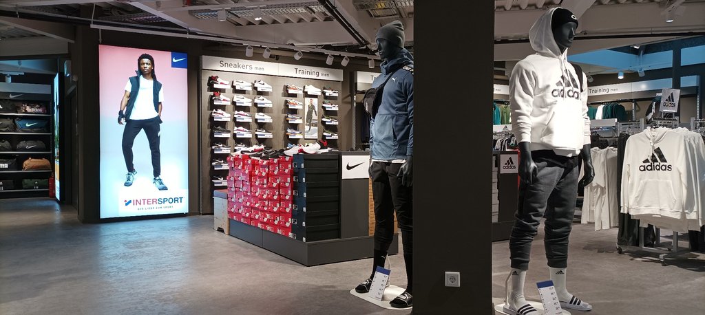 Trainings- und Sneaker-Bereich mit Nike- und Adidas-Produkten sowie Schaufensterpuppen in Sportkleidung.
