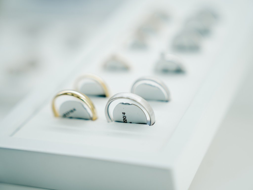 Präsentation hochwertiger Eheringe in Gold und Silber bei Juwelier Schröder