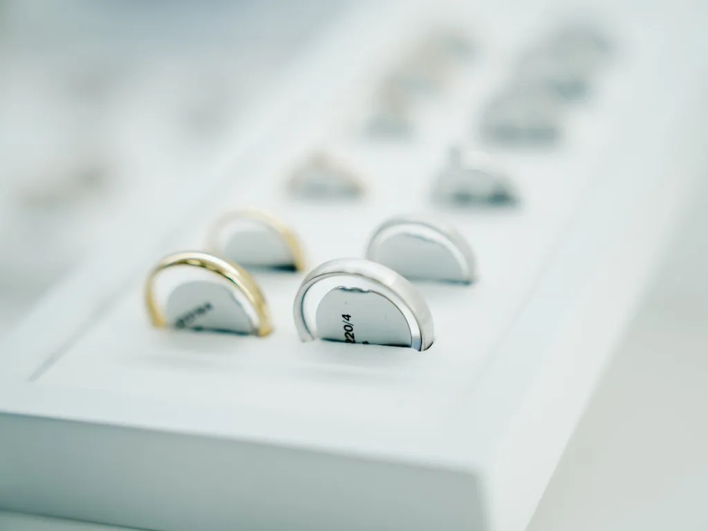 Präsentation hochwertiger Eheringe in Gold und Silber bei Juwelier Schröder