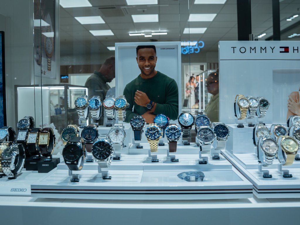 Seiko Sportuhren in schwarzer Präsentationsbox mit Glasvitrine