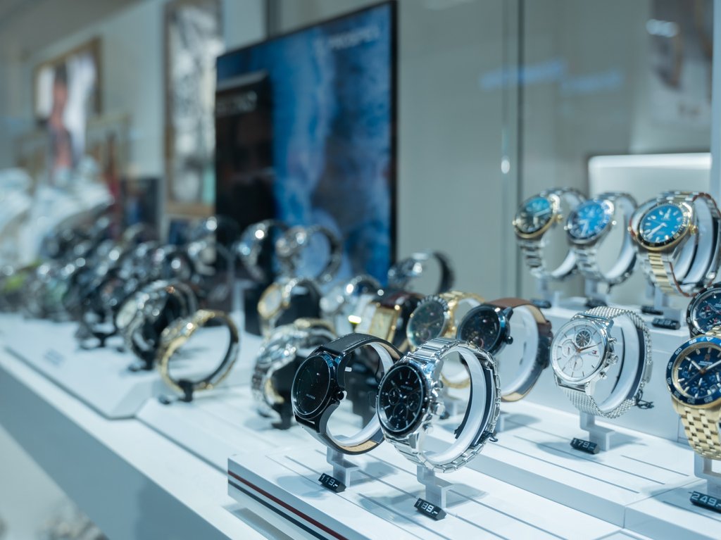  Seiko Sportuhren in schwarzer Präsentationsbox mit Glasvitrine