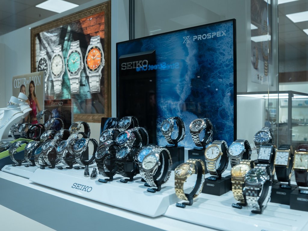 Seiko Prospex Uhren in sportlichem Design mit Markenposter im Hintergrund