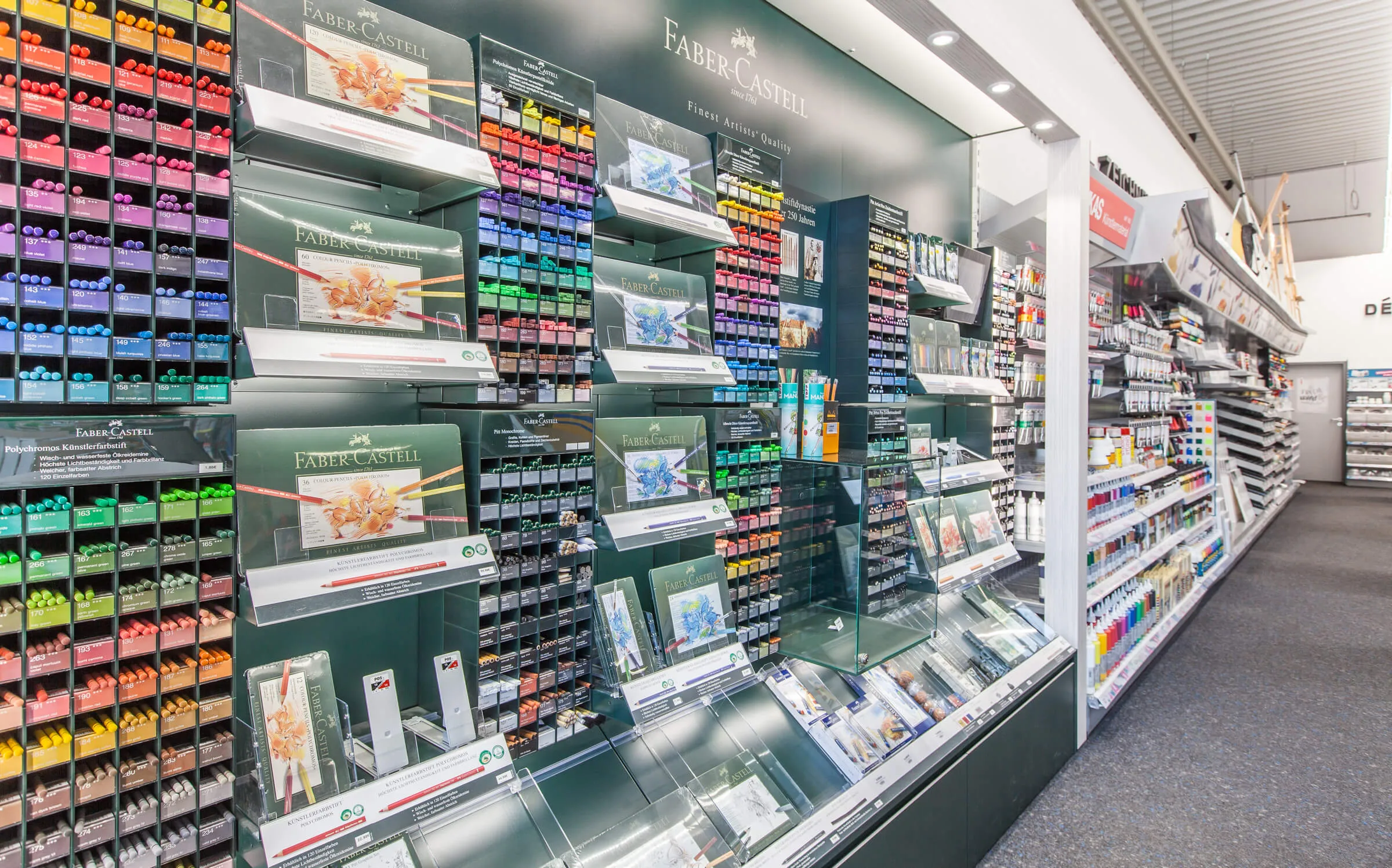 „Faber-Castell“-Regal mit großer Auswahl an Künstlerfarben und Malzubehör im Kunst & Kreativ Oldenburg