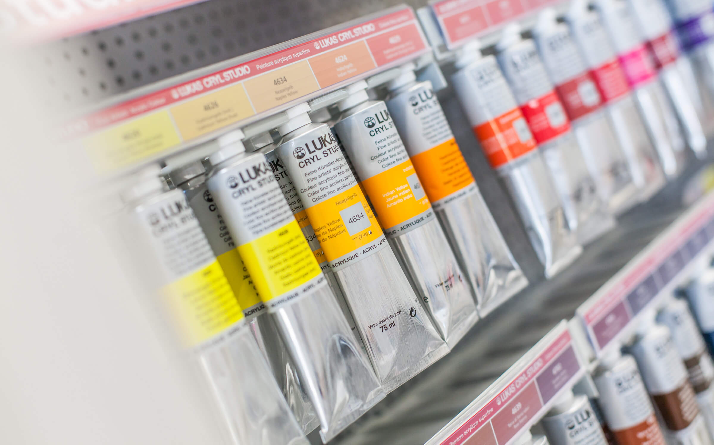 Acrylfarben von LUKAS in verschiedenen Farbtönen – perfekt für kreative Malprojekte