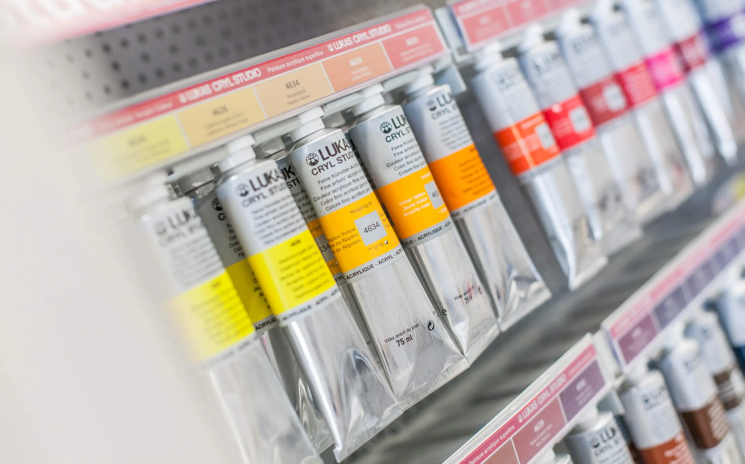 Acrylfarben von LUKAS in verschiedenen Farbtönen – perfekt für kreative Malprojekte