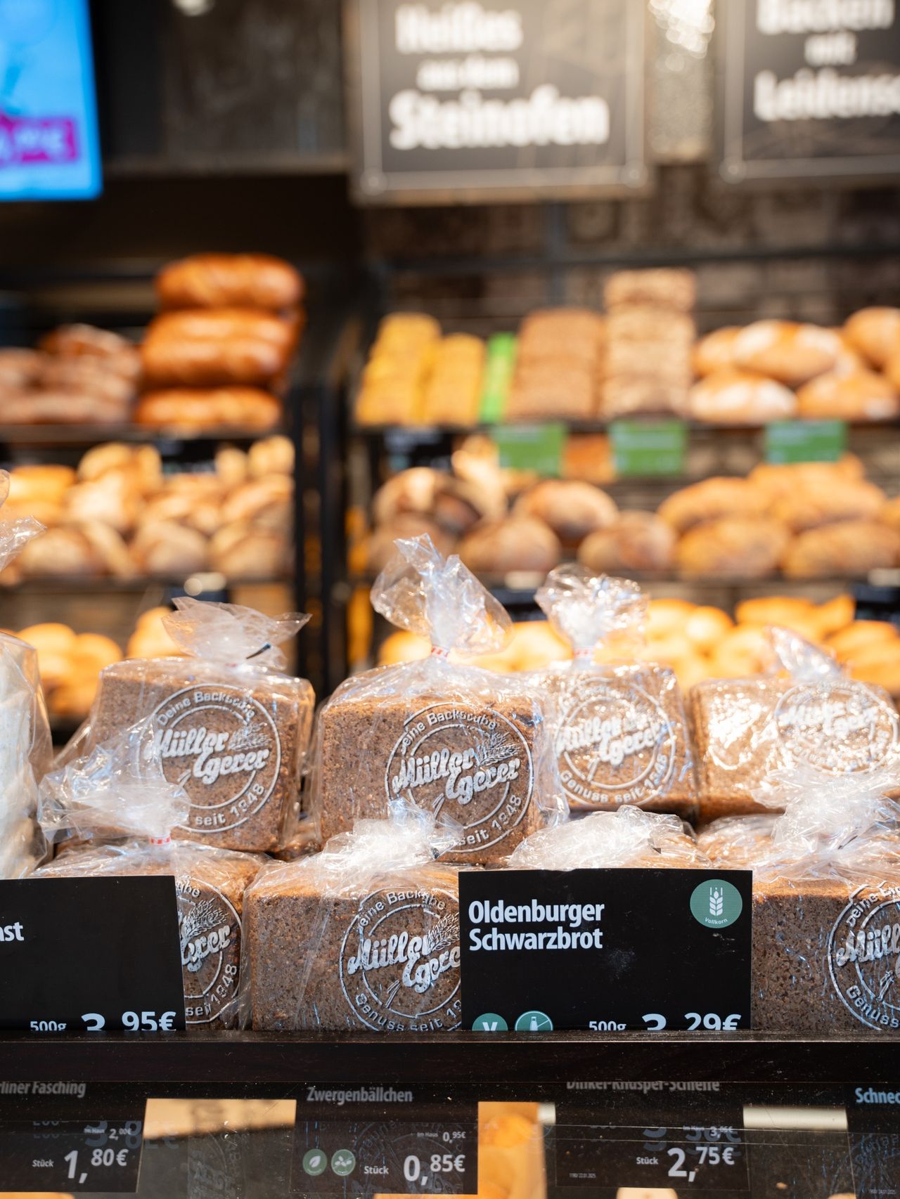 Oldenburger Schwarzbrot im Verkaufsregal der Bäckerei Müller & Egerer im Famila Center Wechloy