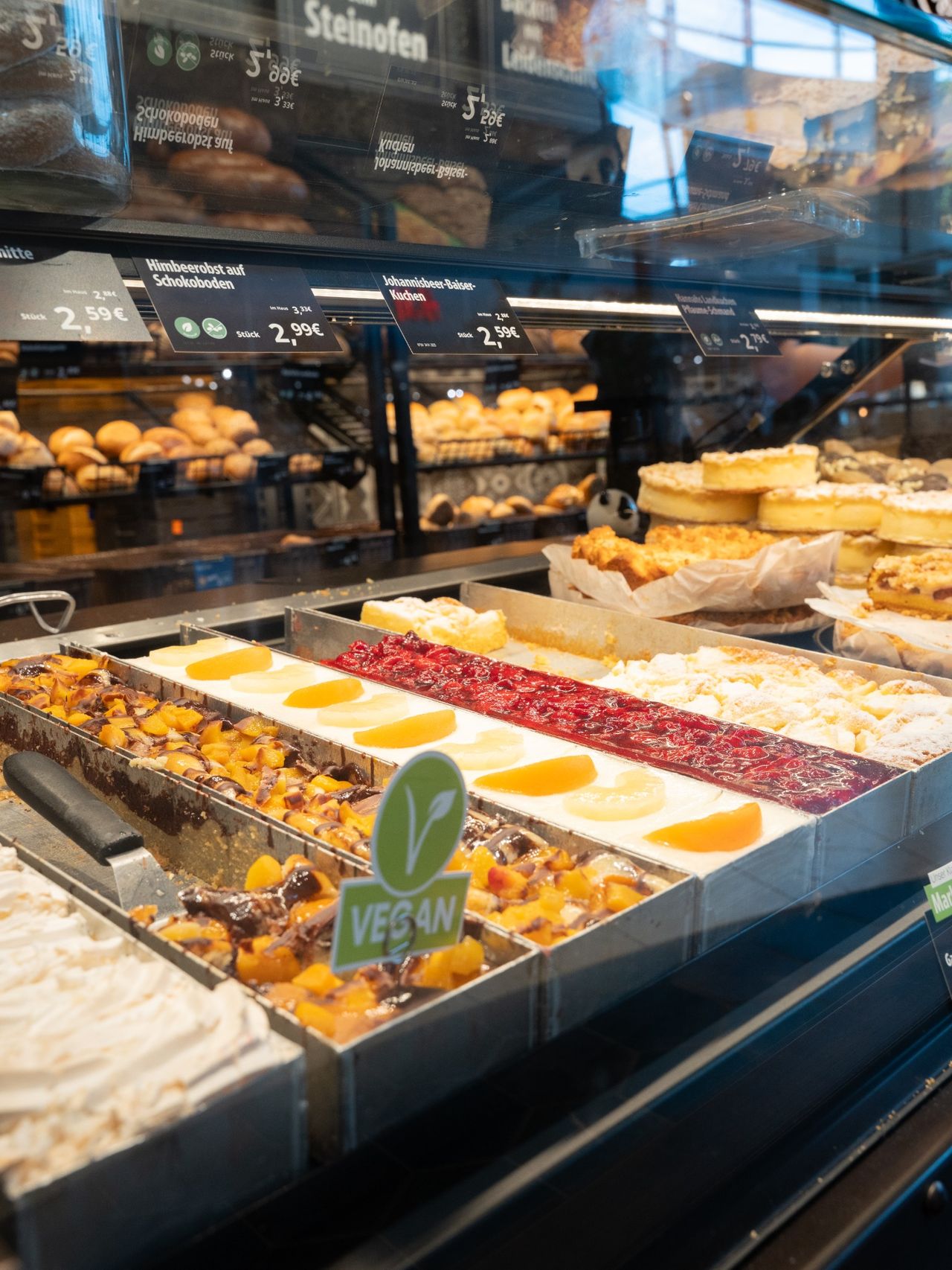 Veganer Obstkuchen in der Kuchentheke der Bäckerei Müller & Egerer