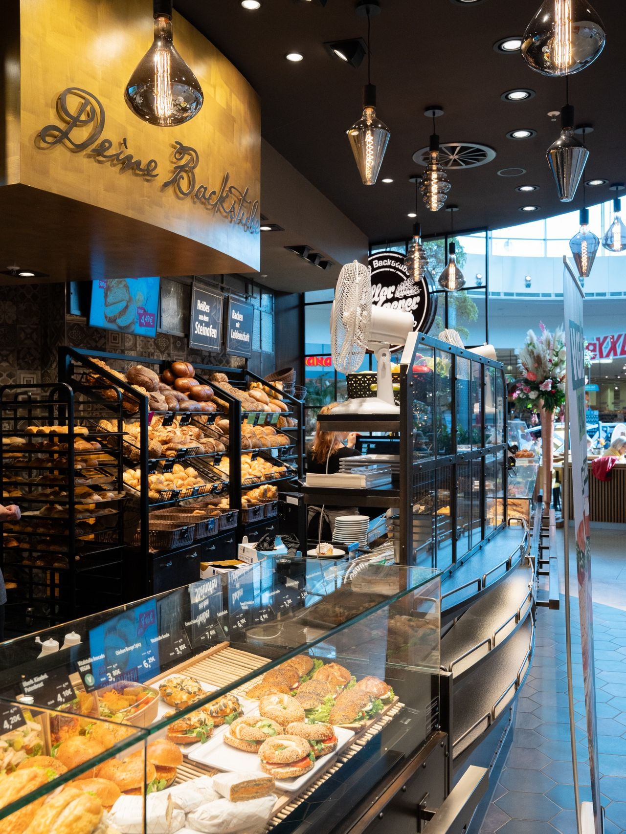 Außenansicht der Müller & Egerer Bäckerei im Famila Einkaufscenter Wechloy