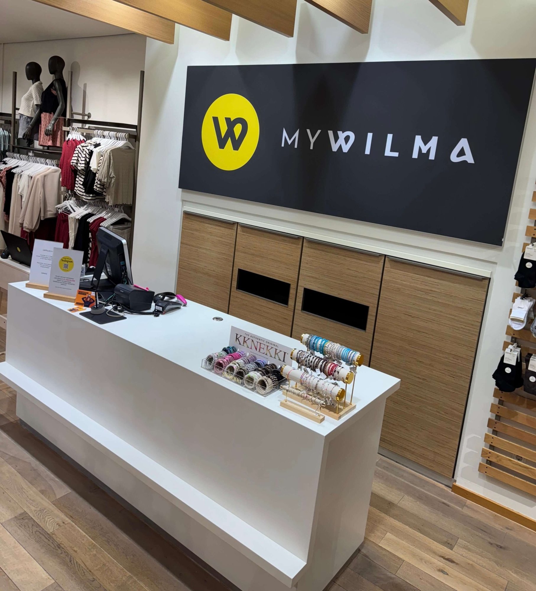 Kassenbereich bei MYWILMA mit modernem Logo und Schmuckauslage