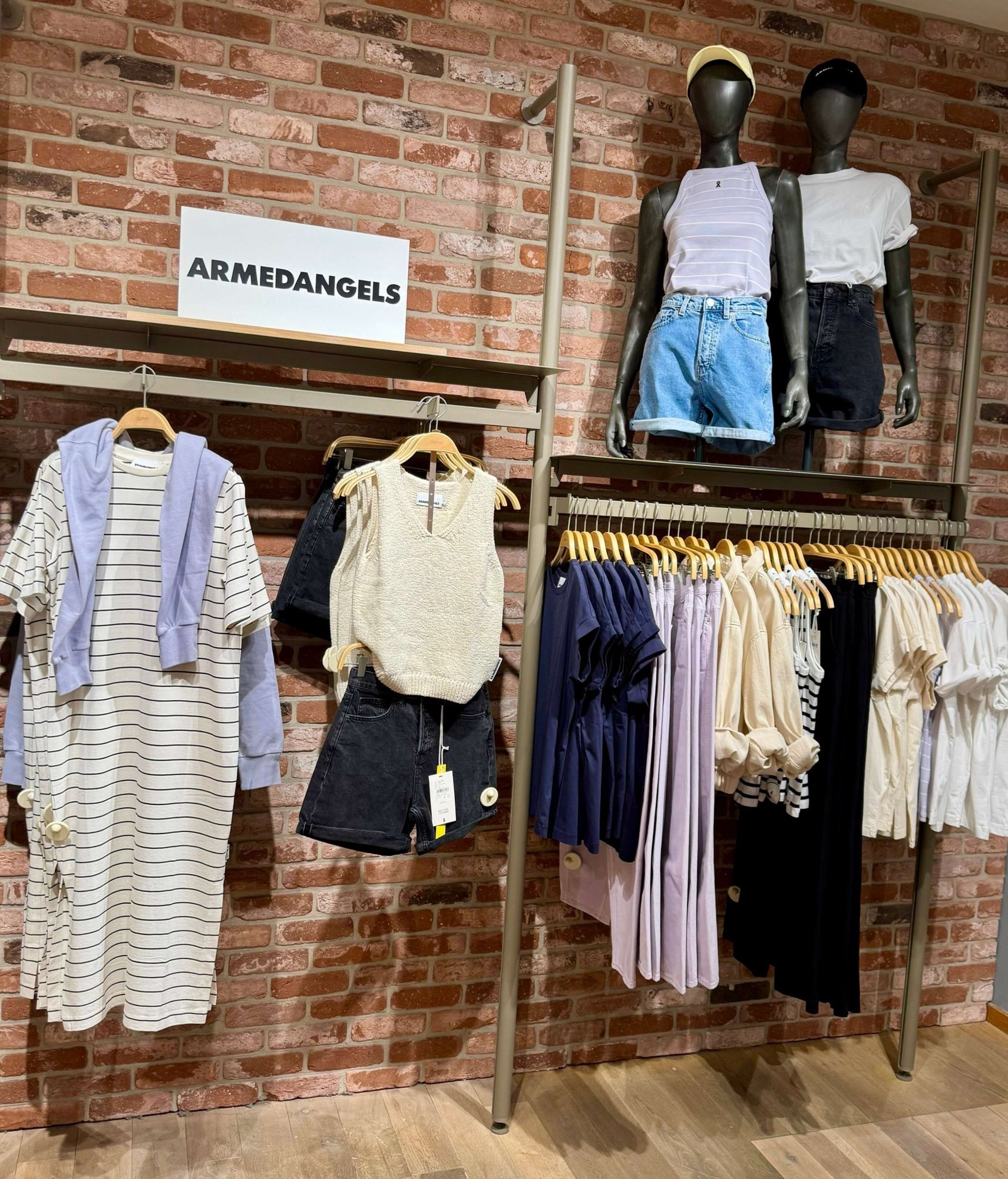 Armedangels Modestrecke bei MYWILMA mit nachhaltiger Damenmode vor Backsteinwand