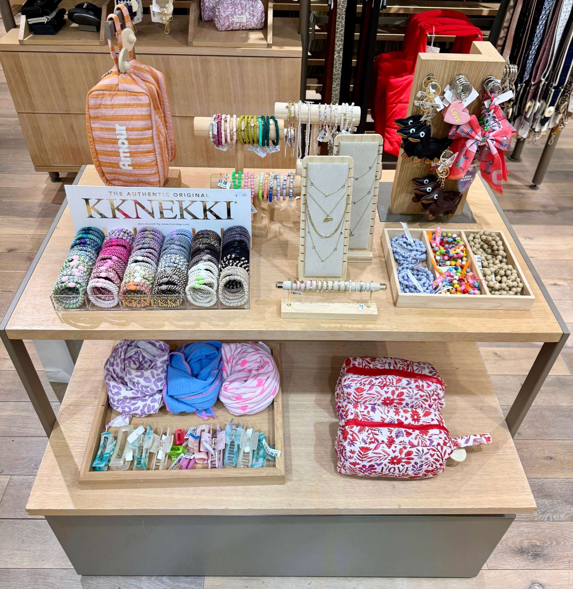 Auswahl an Accessoires und Schmuck bei MYWILMA, inklusive Haargummis, Ketten und Kosmetiktaschen