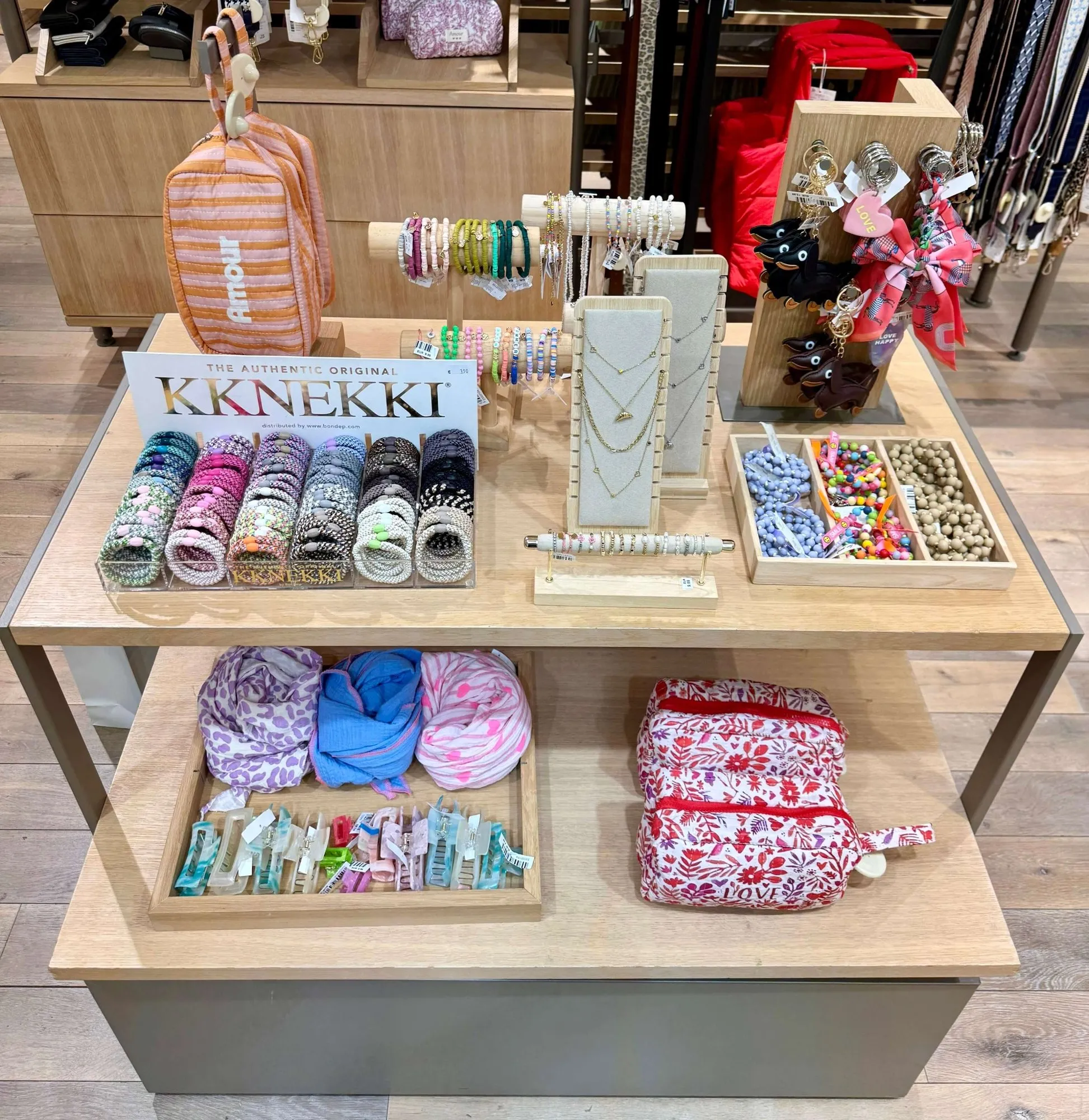 Auswahl an Accessoires und Schmuck bei MYWILMA, inklusive Haargummis, Ketten und Kosmetiktaschen