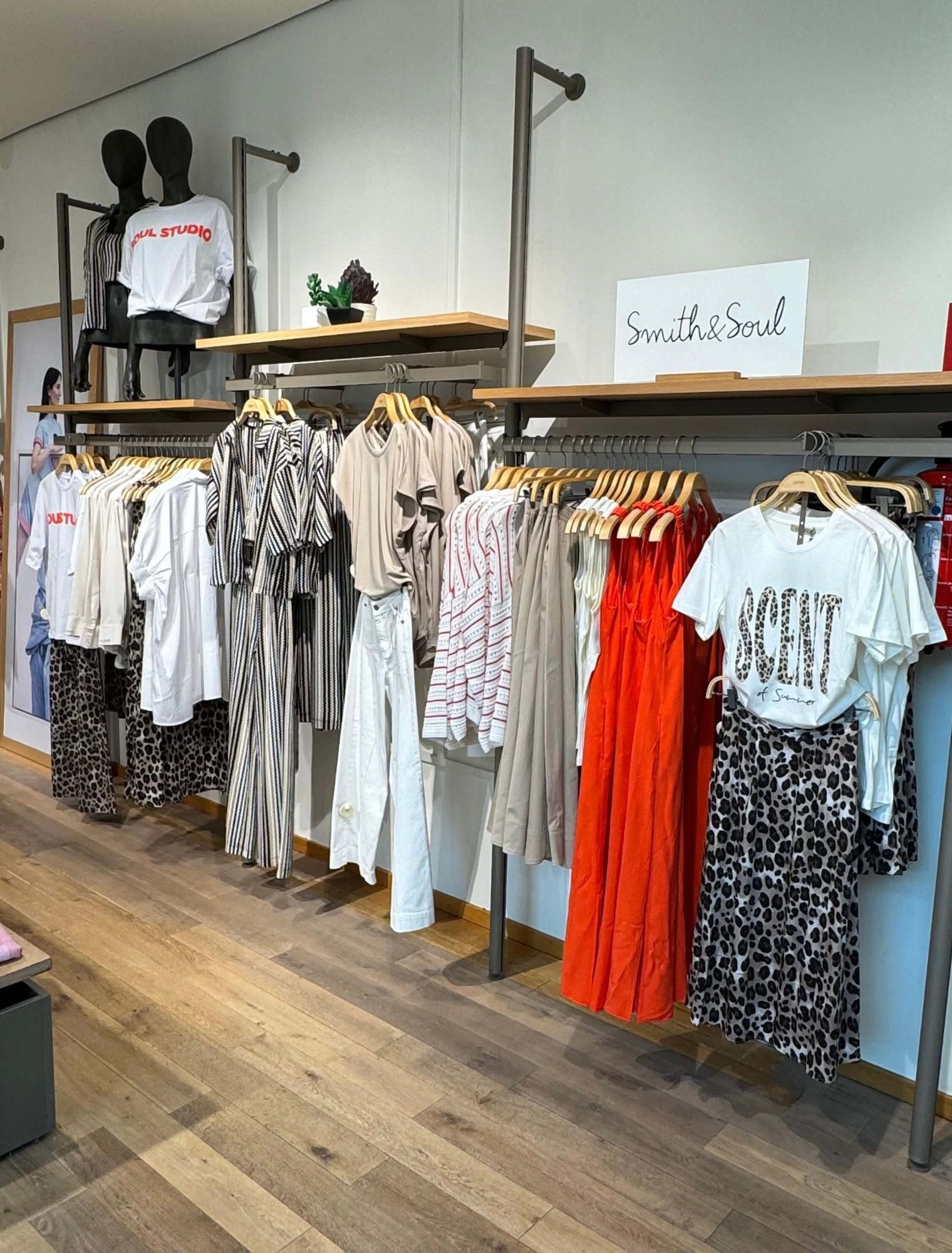 Smith & Soul Damenkollektion bei MYWILMA mit modernen und farbenfrohen Outfits