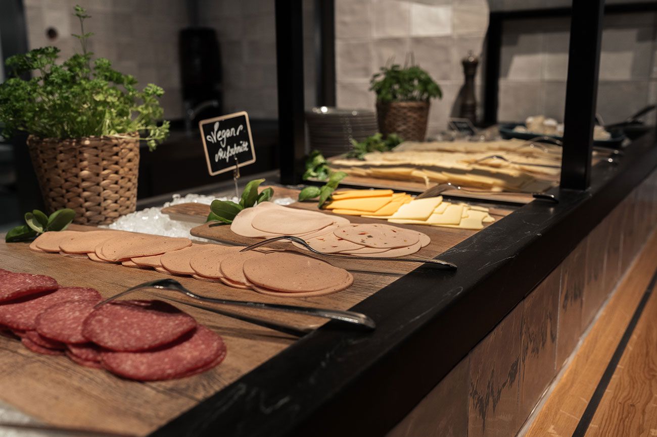 Auswahl an veganem und vegetarischem Aufschnitt sowie Käsespezialitäten am Frühstücksbuffet