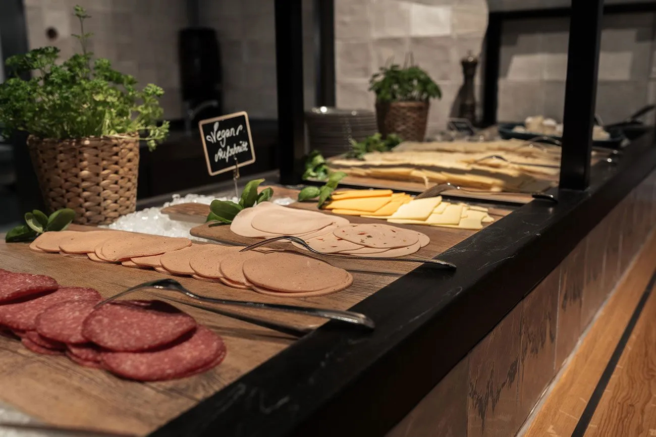 Auswahl an veganem und vegetarischem Aufschnitt sowie Käsespezialitäten am Frühstücksbuffet