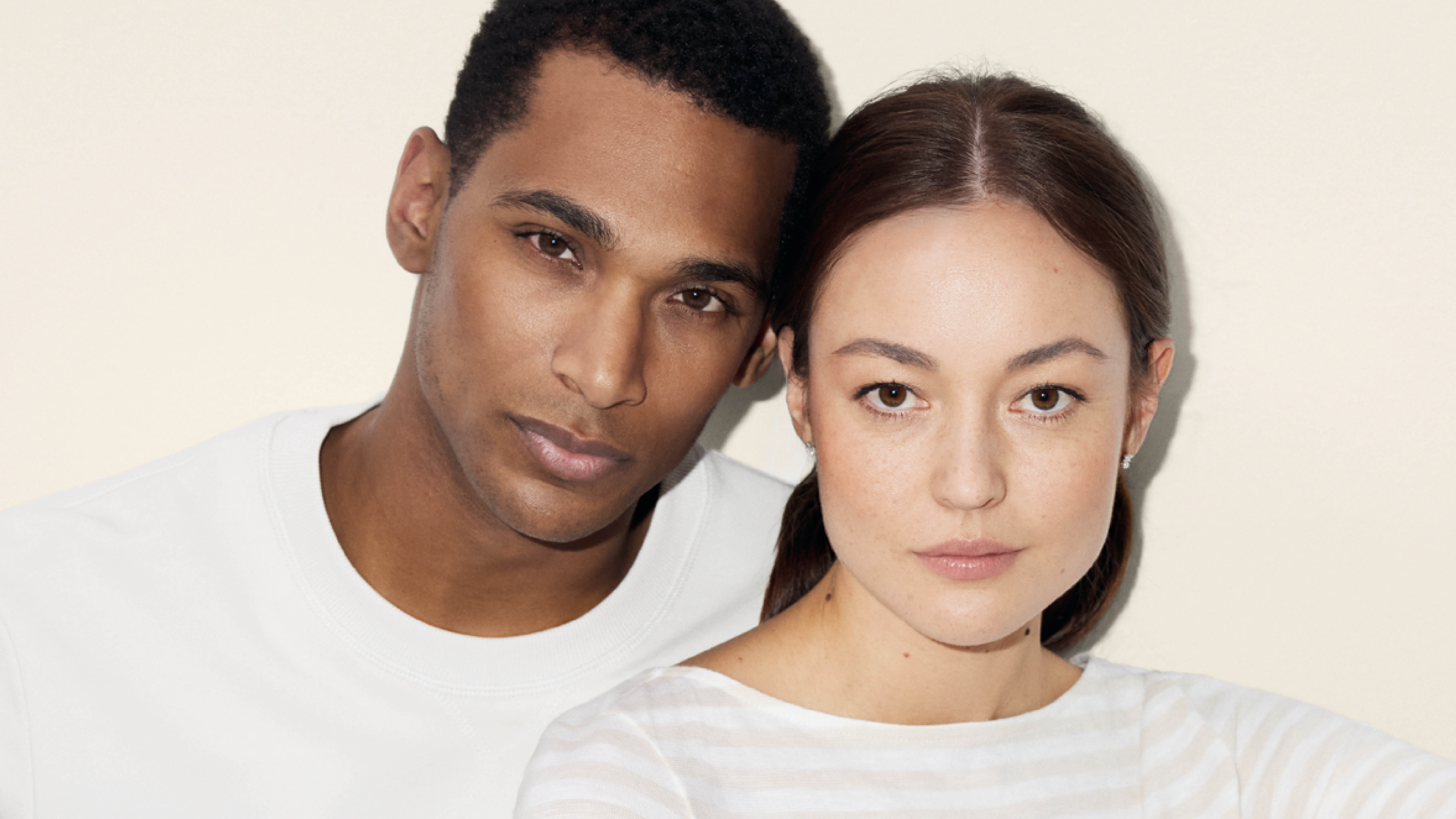 Porträt eines Paares in weißen Oberteilen – natürliche Mode von s.Oliver Red Label Casual