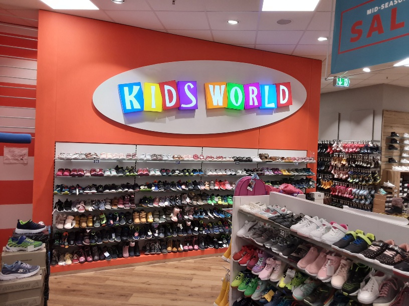 Kinderabteilung im SCHUHPARK mit buntem Schild „KIDS WORLD“