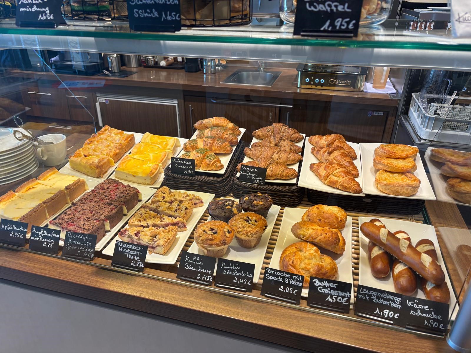 Frische Backwaren und Snacks in der Tchibo Coffee Bar im Einkaufsland