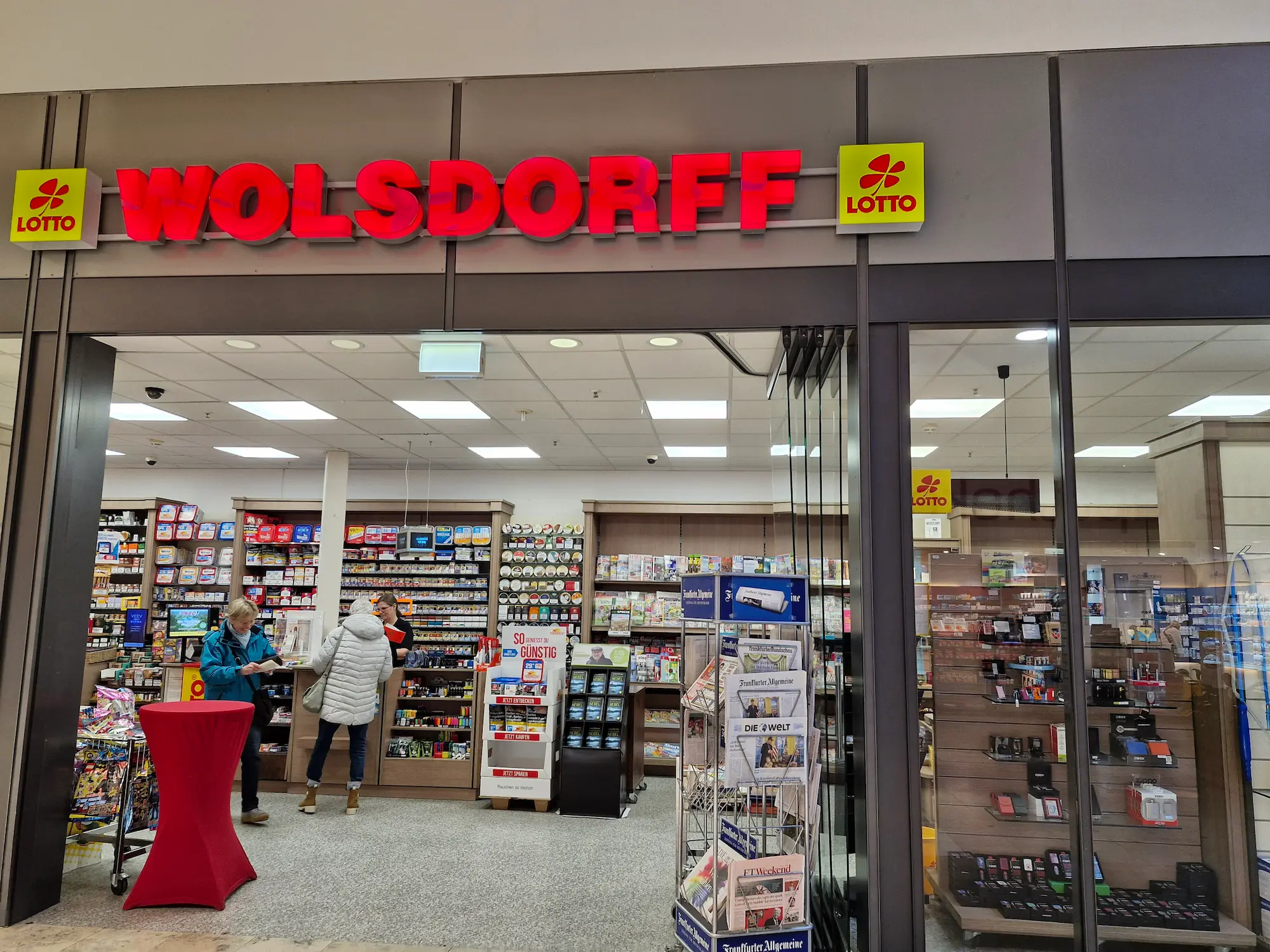 Rechte Schaufensterfront der WOLSDORFF-Filiale mit Zigarren-Displays, Werbung für Davidoff und edlem Humidor-Zubehör.