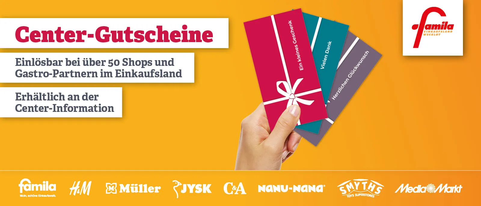 Hand hält drei Center-Gutscheine im famila Einkaufsland Wechloy mit Aufschriften „Ein kleines Geschenk“, „Vielen Dank“ und „Herzlichen Glückwunsch“. Text: „Einlösbar bei über 50 Shops und Gastro-Partnern. Erhältlich an der Center-Information.“