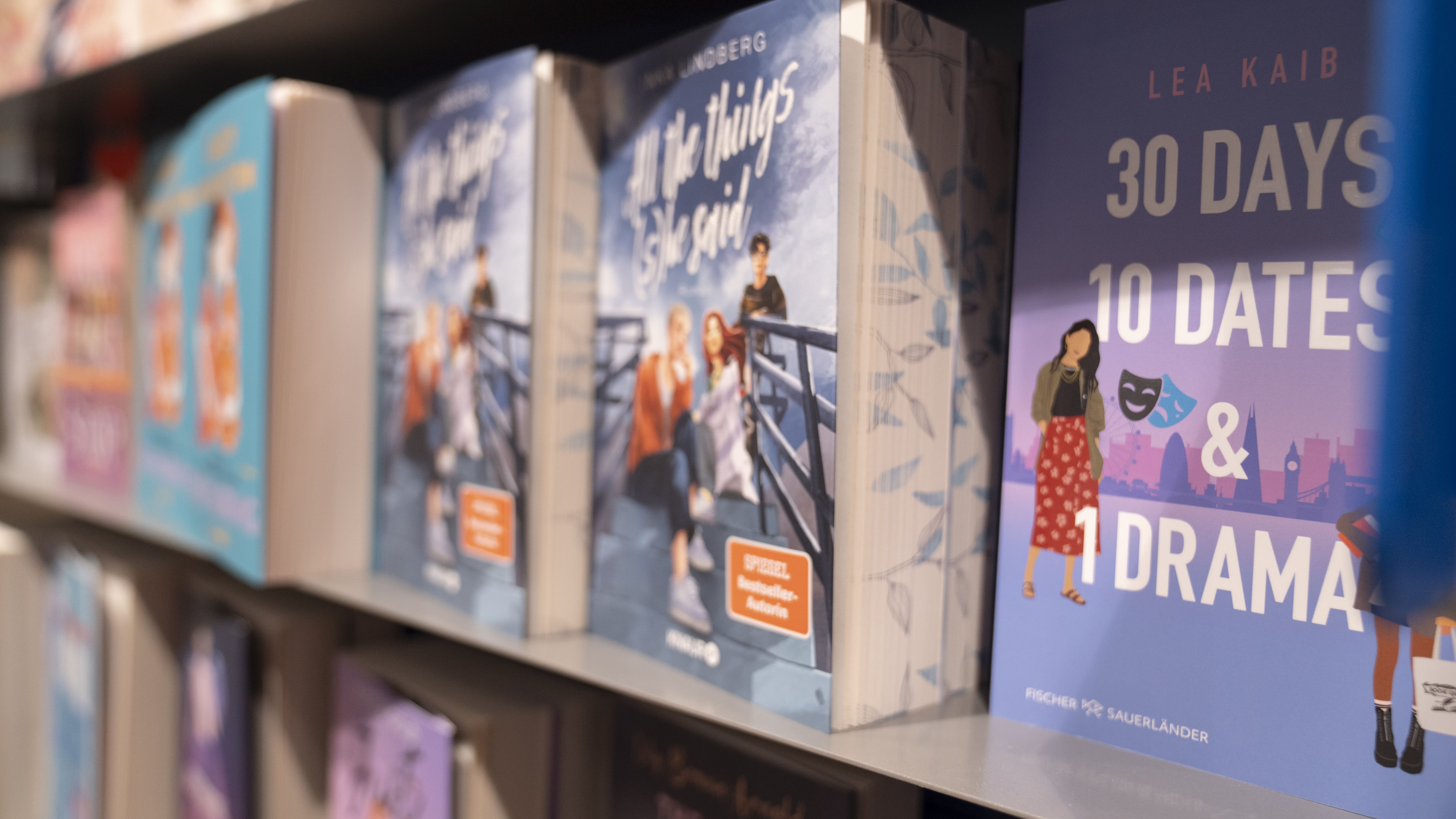 Junge Romane in der Buchhandlung