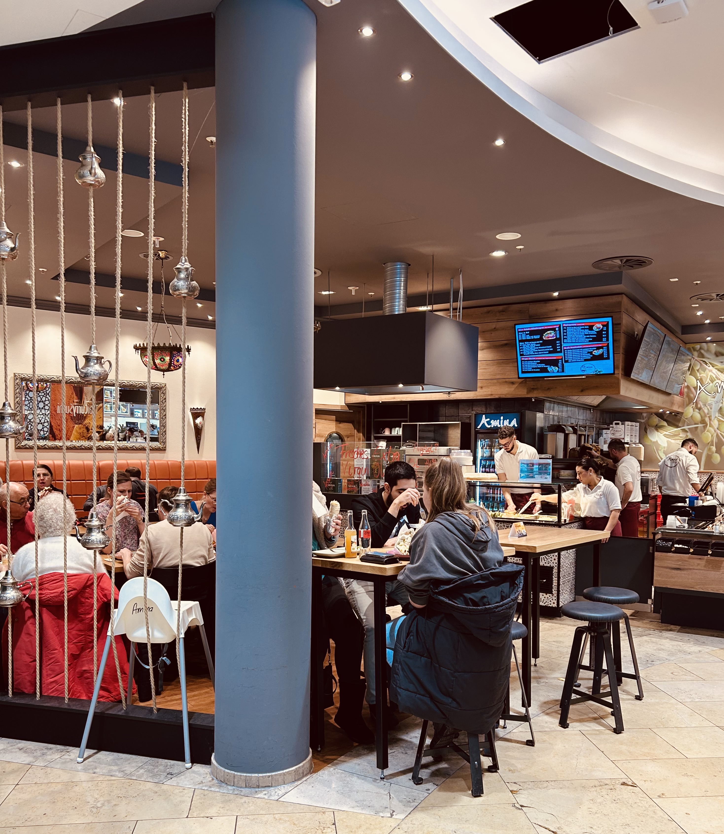 Amina bietet für seine Gäste eine gemütliche Sitzecke zum Genießen.