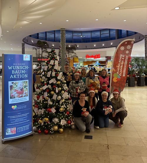 Die Mitglieder vom Kinderlachen Oldenburg e.V. und vom Centermanagement präsentieren den diesjährigen Wunschbaum.