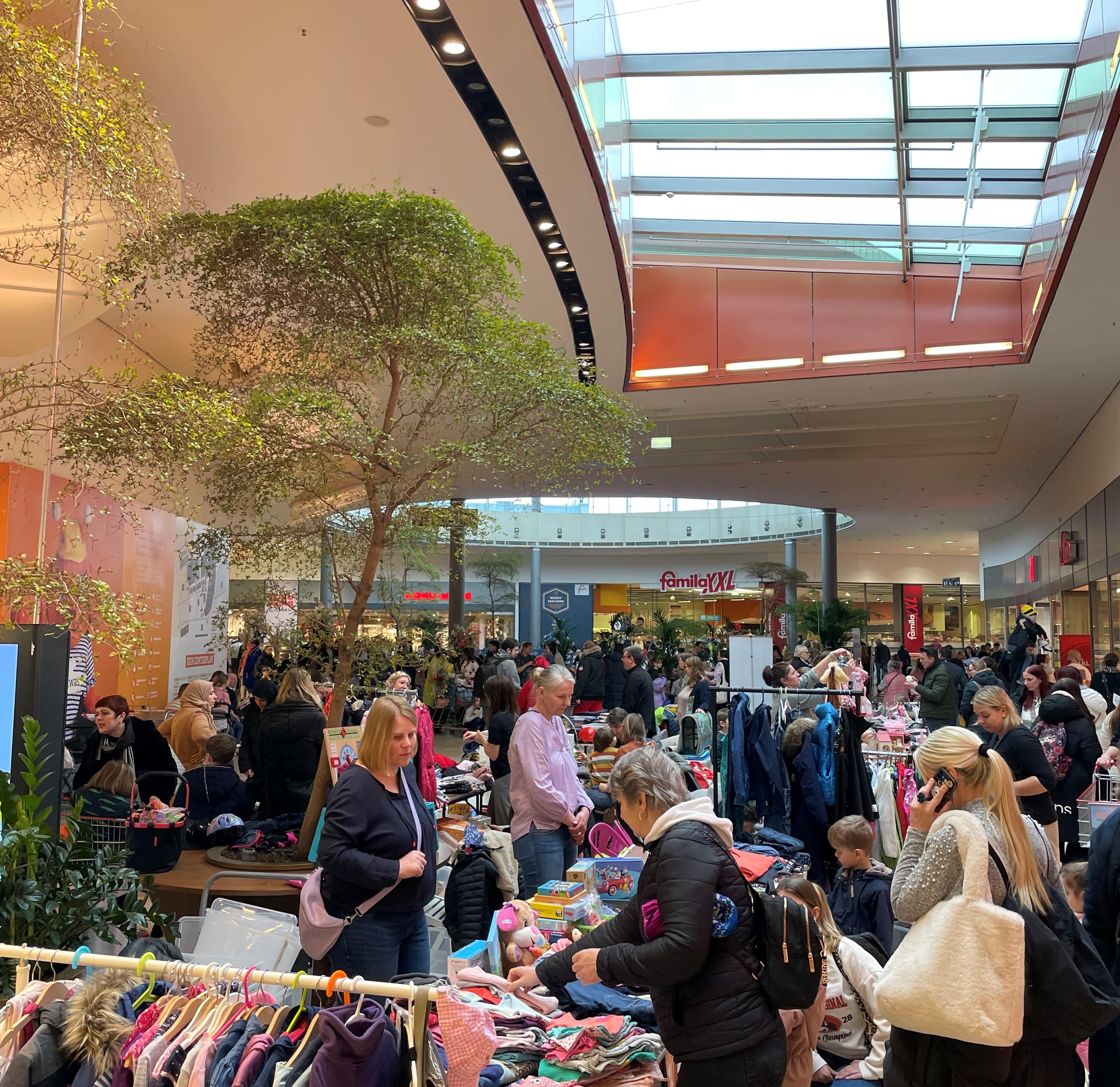 Besucher drängen sich an verschiedenen Verkaufsständen im Center.
