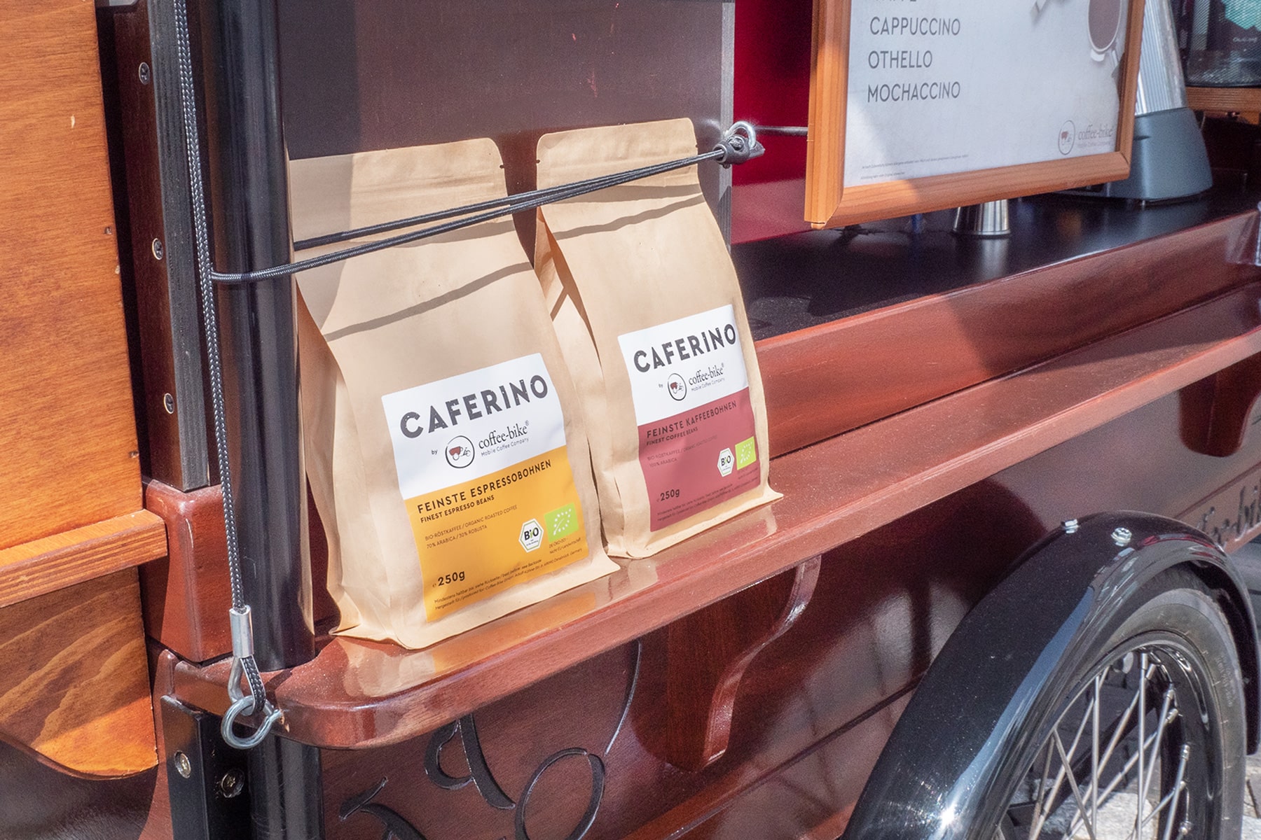 Verschiedene Kaffeesorten stehen auf dem Coffie-Bike präsentiert.