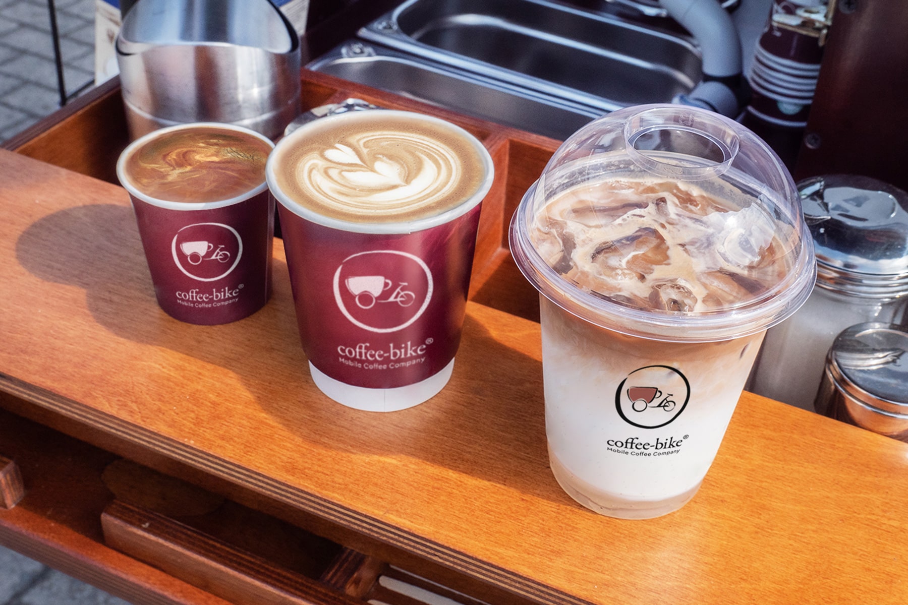 Verschiedene Kaffeebecher stehen auf der Theke des Coffie-Bikes.