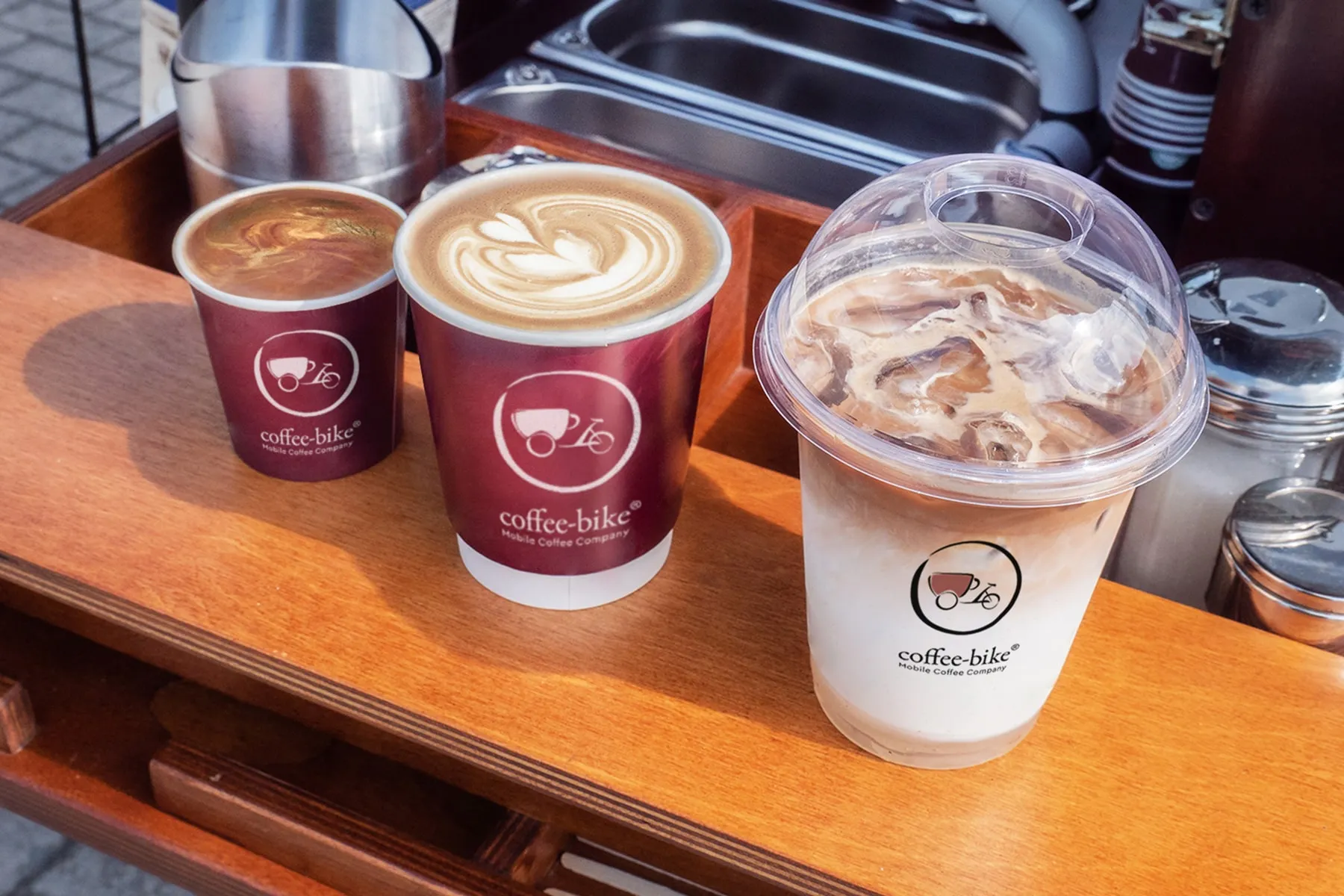 Verschiedene Kaffeebecher stehen auf der Theke des Coffie-Bikes.