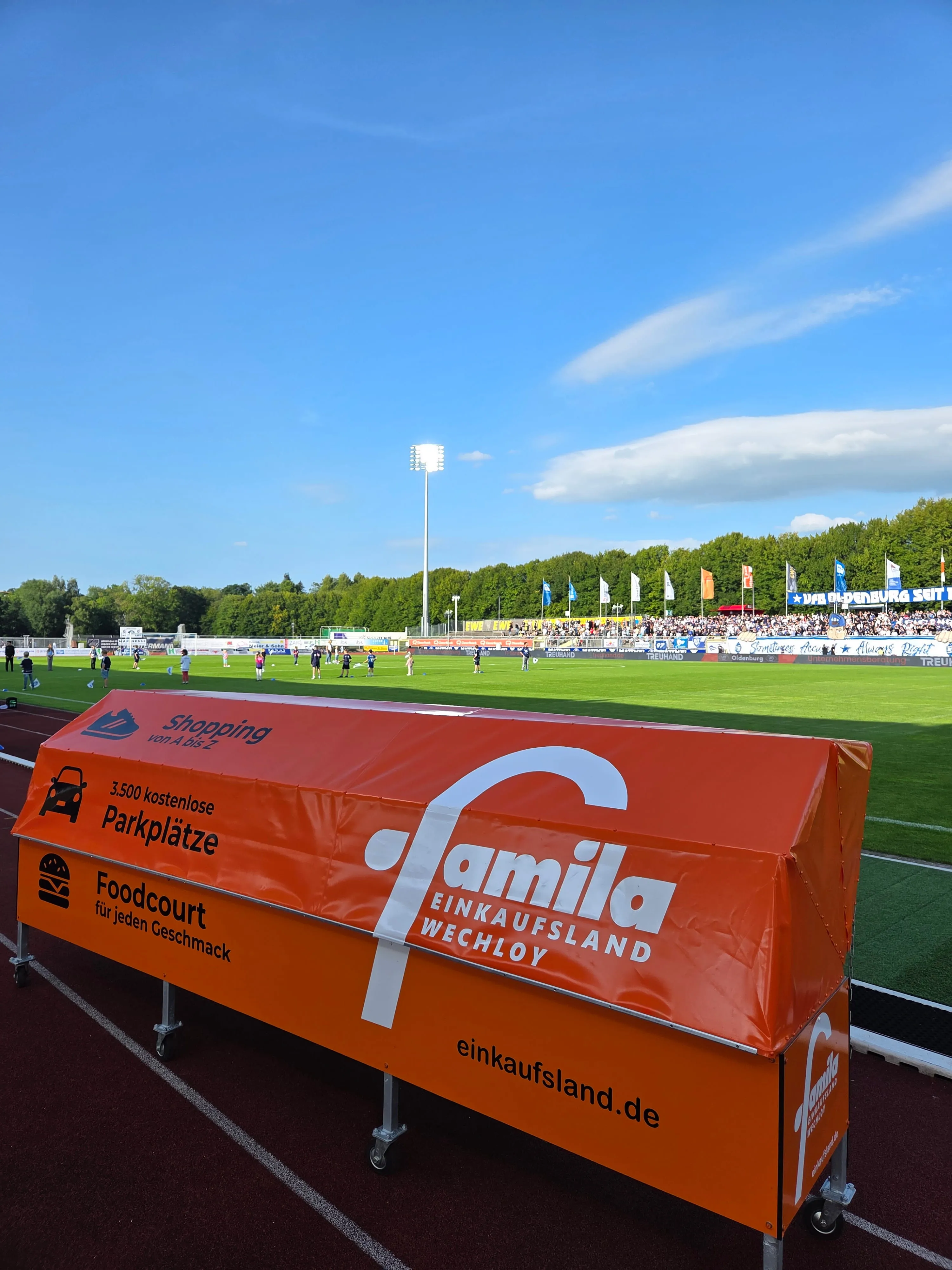 Die Famila Bank steht direkt am Spielfeldrand im Marschwegstadion.