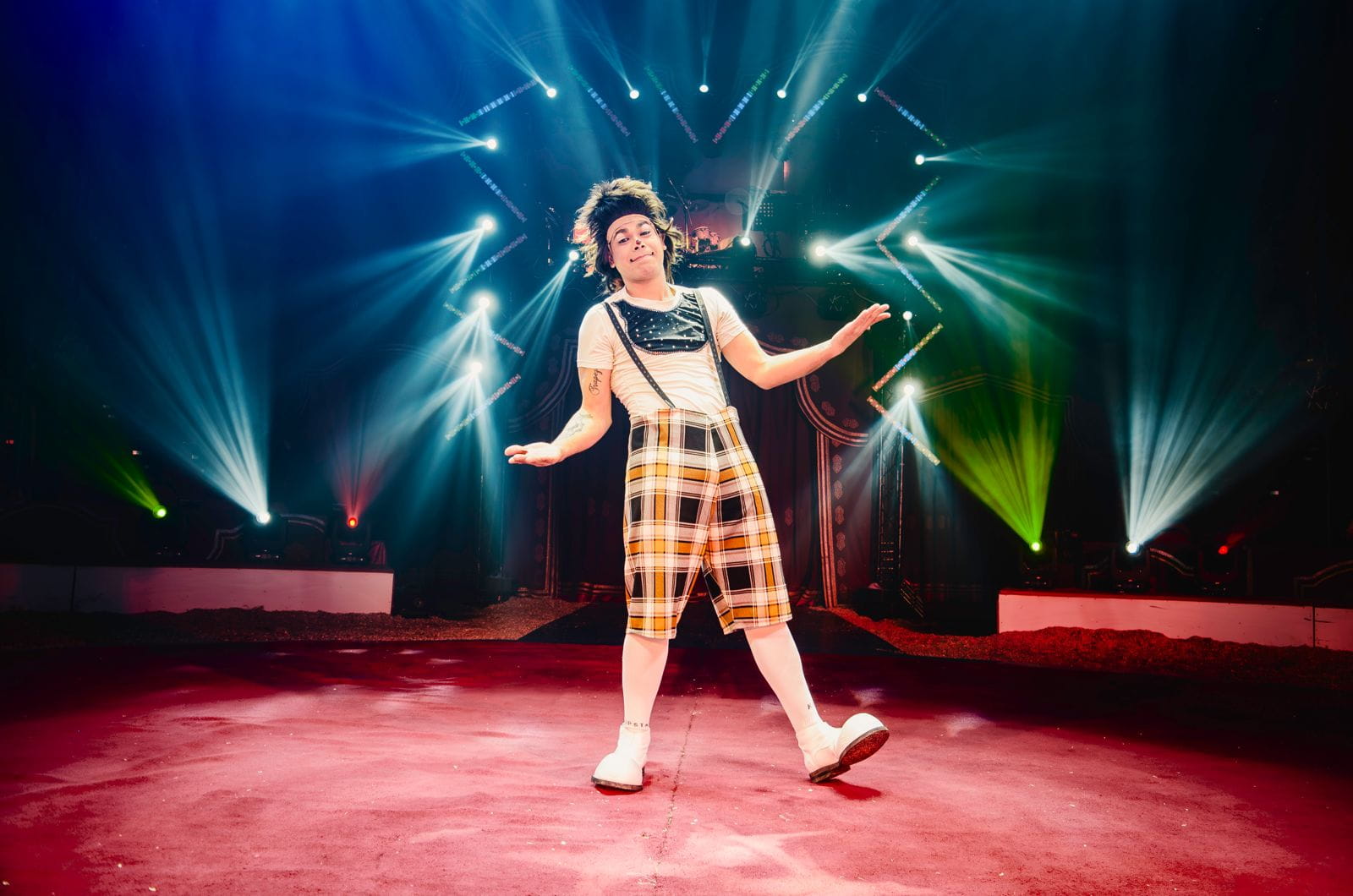 Ein Clown, verkleidet als Igel, sorgt in der Manege für Unterhaltung.