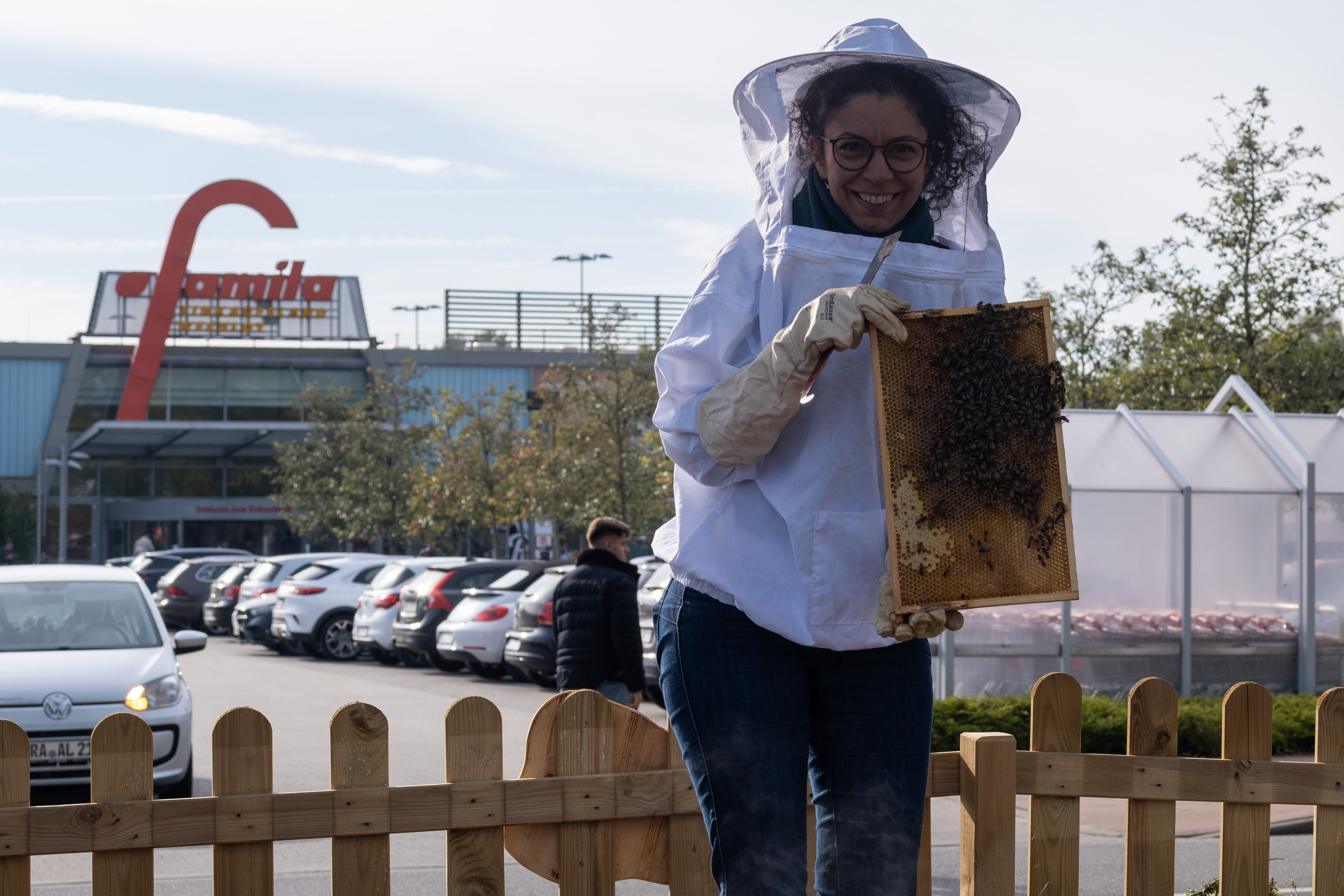Unsere Imkerin von OL-Bee hält eine Bienenwabe hoch.