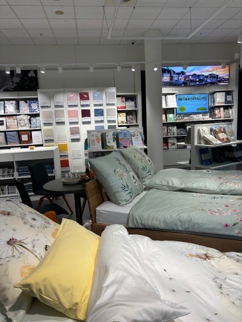 Das Geschäft bietet eine Vielzahl an Bettwäsche.