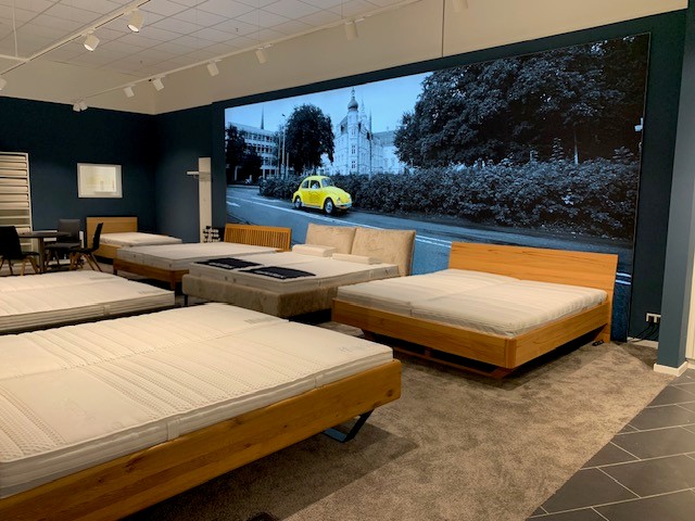 Mehrere Bettgestelle stehen im Geschäft Bettenhaus Heintzen aus.