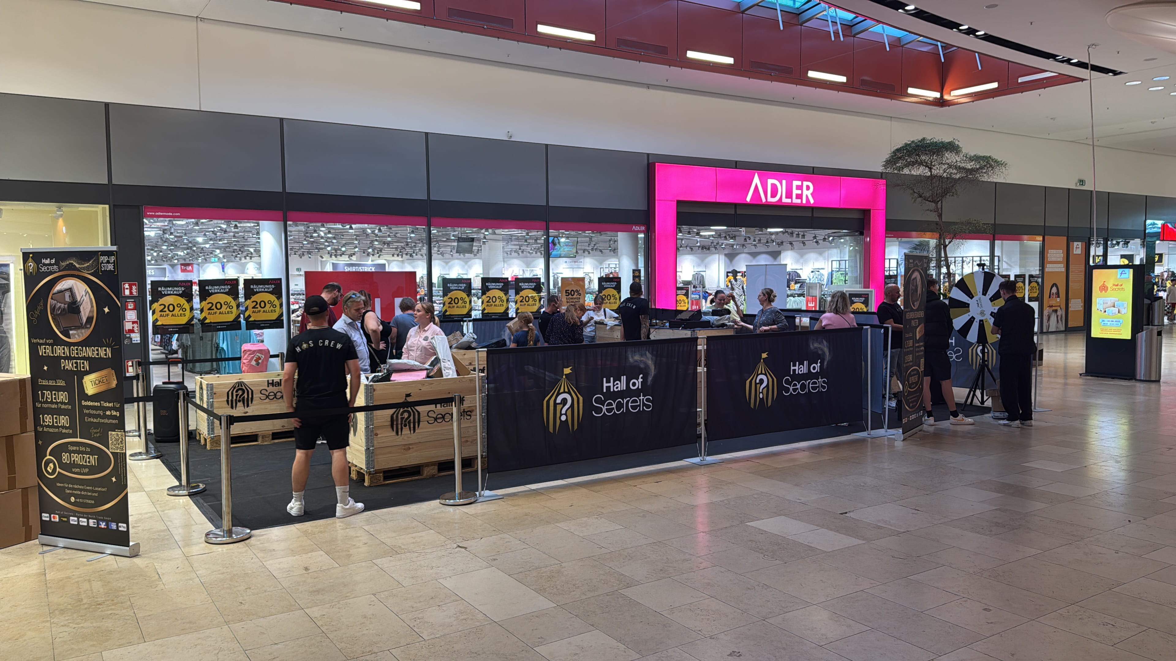 Auf unserer Aktionsfläche stehen verschiedene Paletten mit verloren gegangenen Paketen.