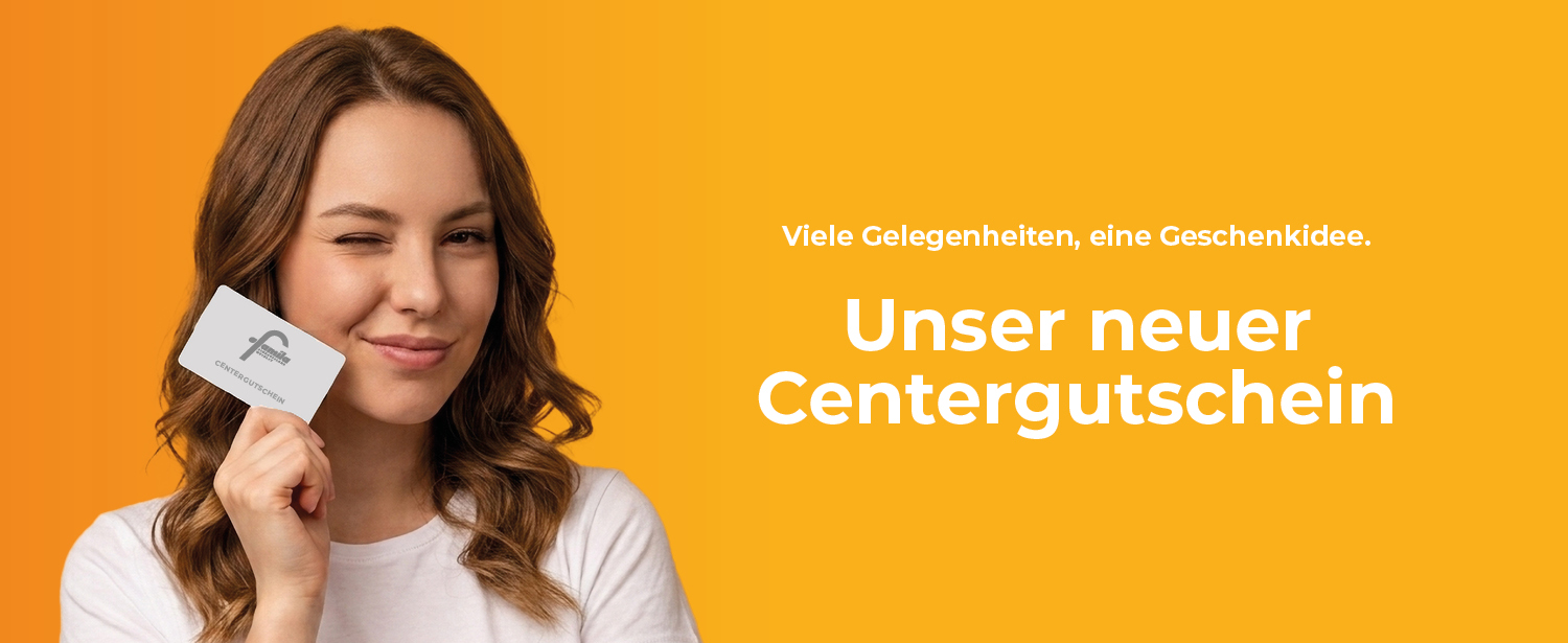Eine Frau hält den neuen Centergutschein vom famila Einkaufsland Wechloy in der Hand. 