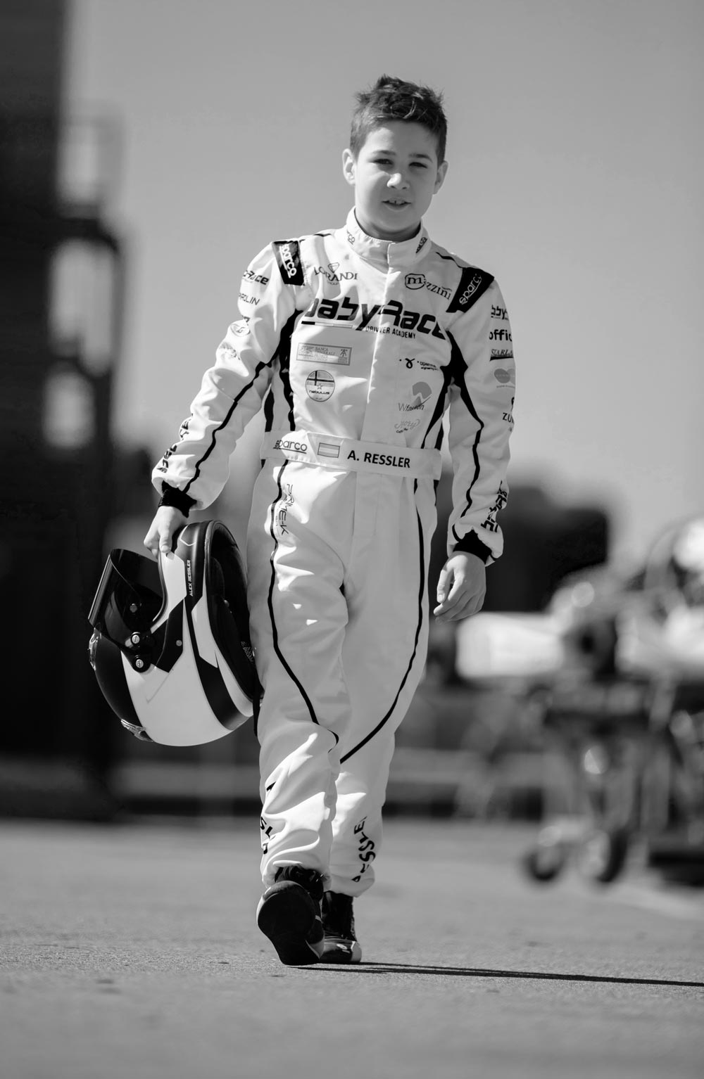 Alexander Ressler im Kart-Rennanzug.